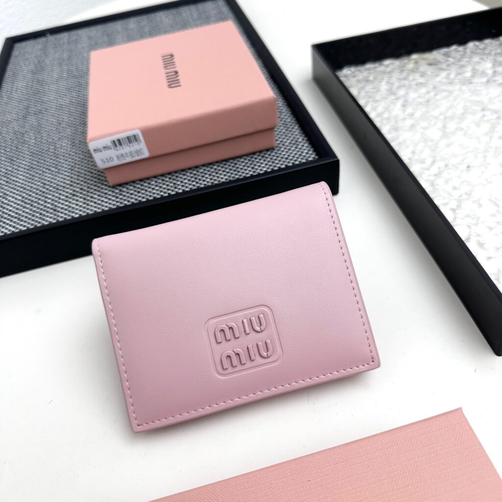 ミュウミュウ「Miu Miu」多機能二つ折りスモールウォレット
