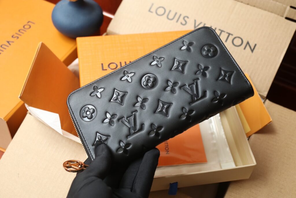 ルイ・ヴィトン「LV x TM」ジッピー･ウォレット