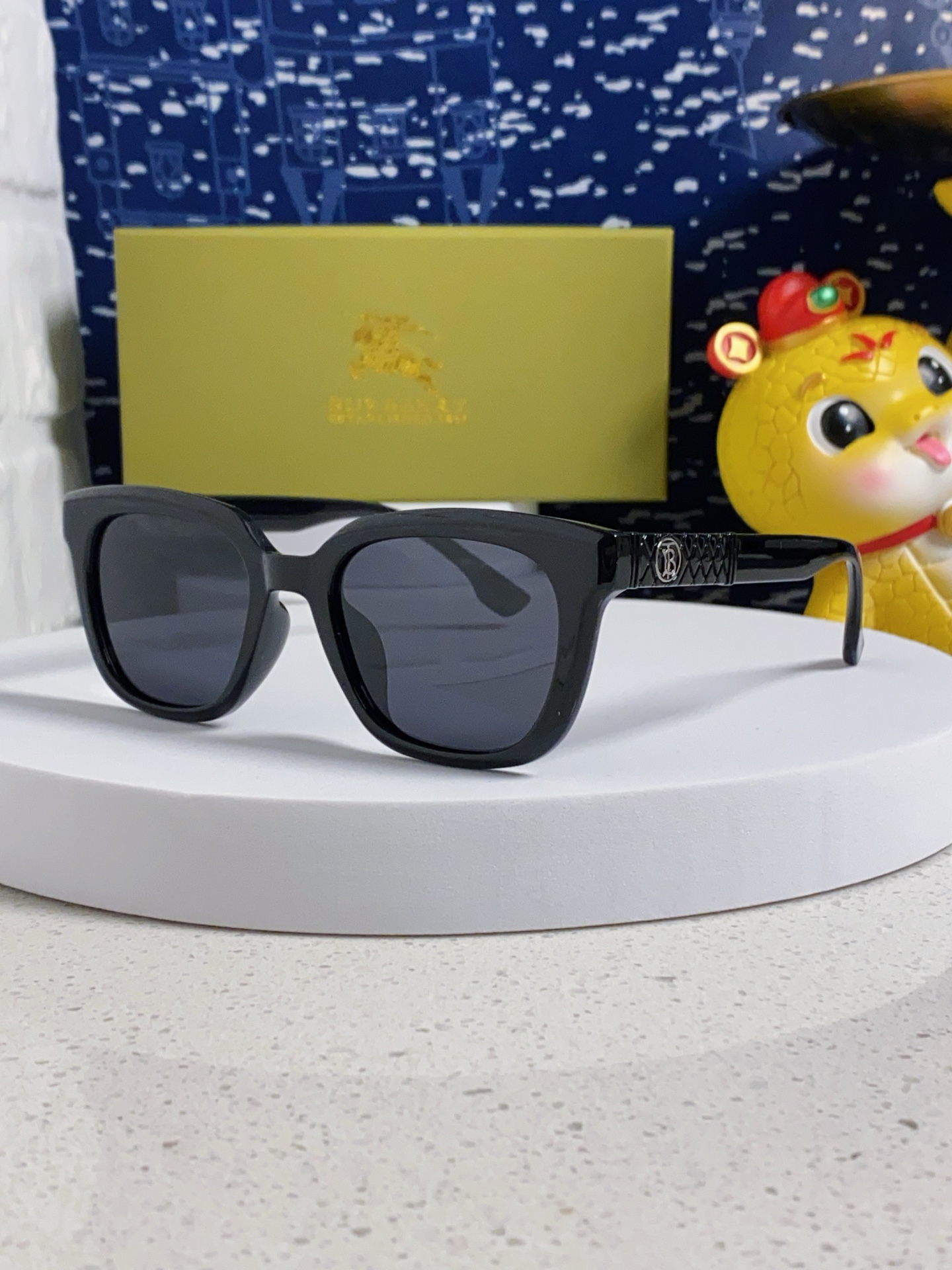 【店頭新登場】Burberry ブリティッシュデザインサングラス「アウトドア適合」