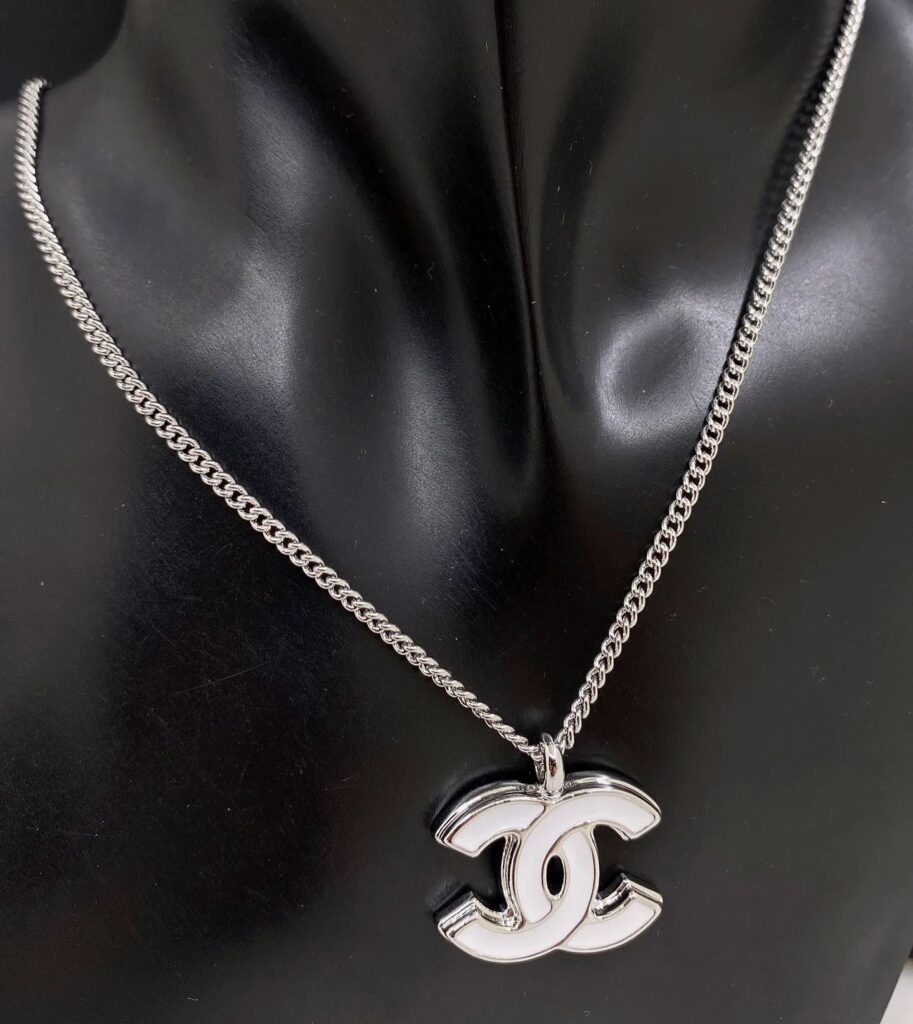 シャネル「Chanel」 最新プラチナトーン＆ホワイトCCロゴネックレス