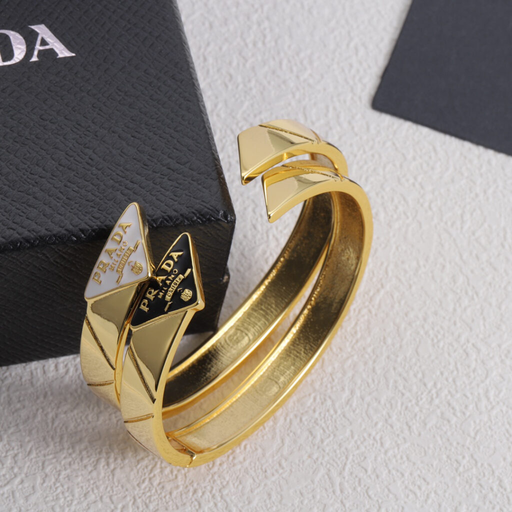プラダ「Prada」プラダ エターナルゴールド メタル トライアングル ブレスレット