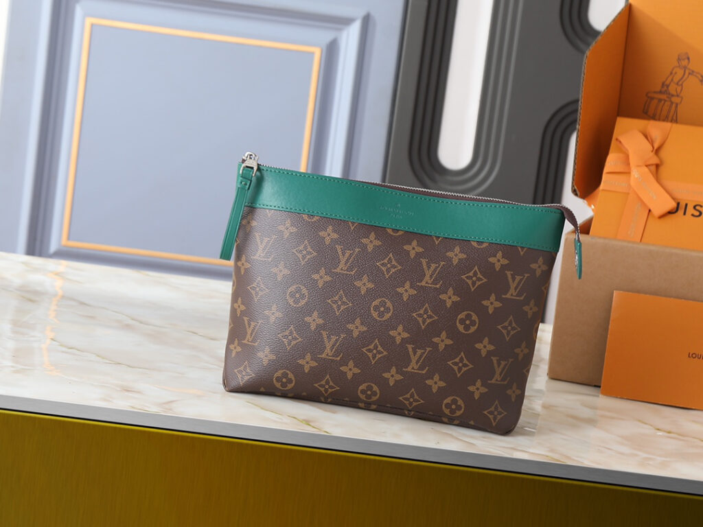 ルイ・ヴィトン「Louis Vuitton」ポシェット･ヴォワヤージュ スープル
