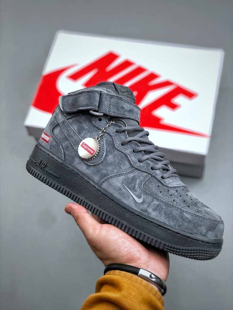ナイキ エア フォース 1 トレンドスニーカー「Supreme 限定コラボモデル」