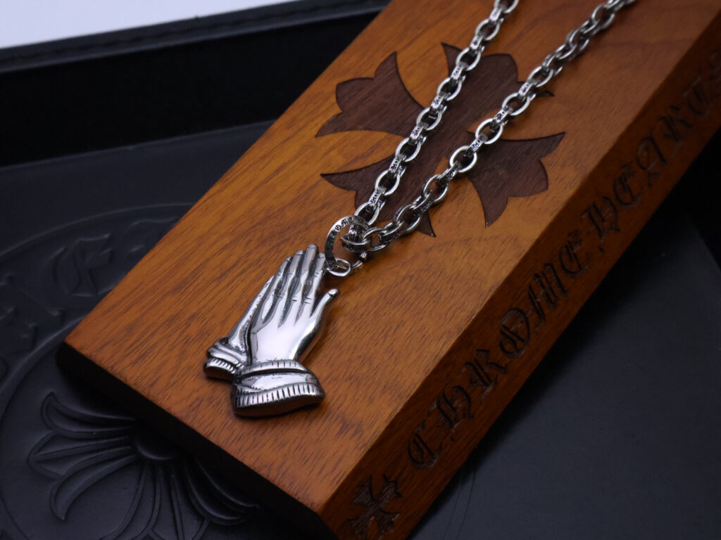 クロムハーツ「Chrome Hearts」のクラシックネックレス - 日常に上品なアクセントを添えるユニセックスモデル