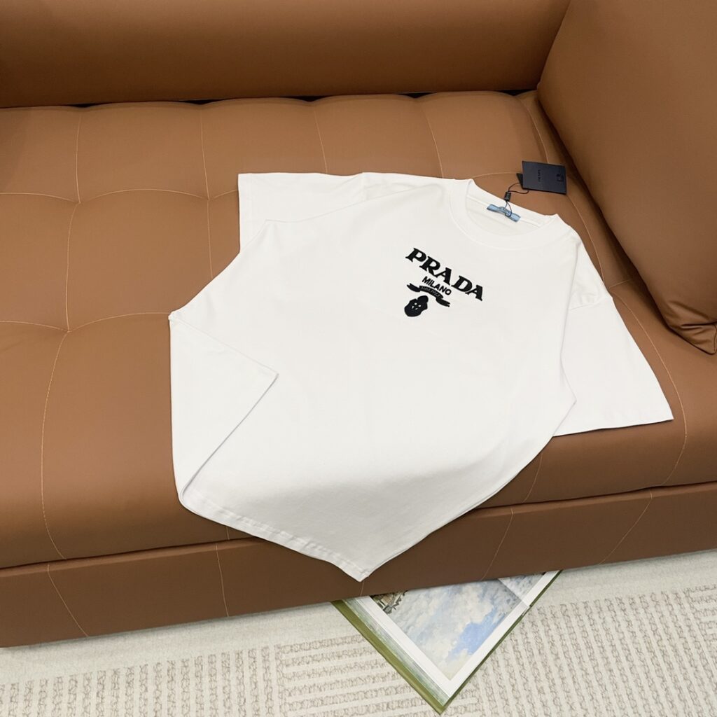プラダ Prada 25SS スプリングコレクション ブラッシュステッチ ロゴ クルーネックTシャツ