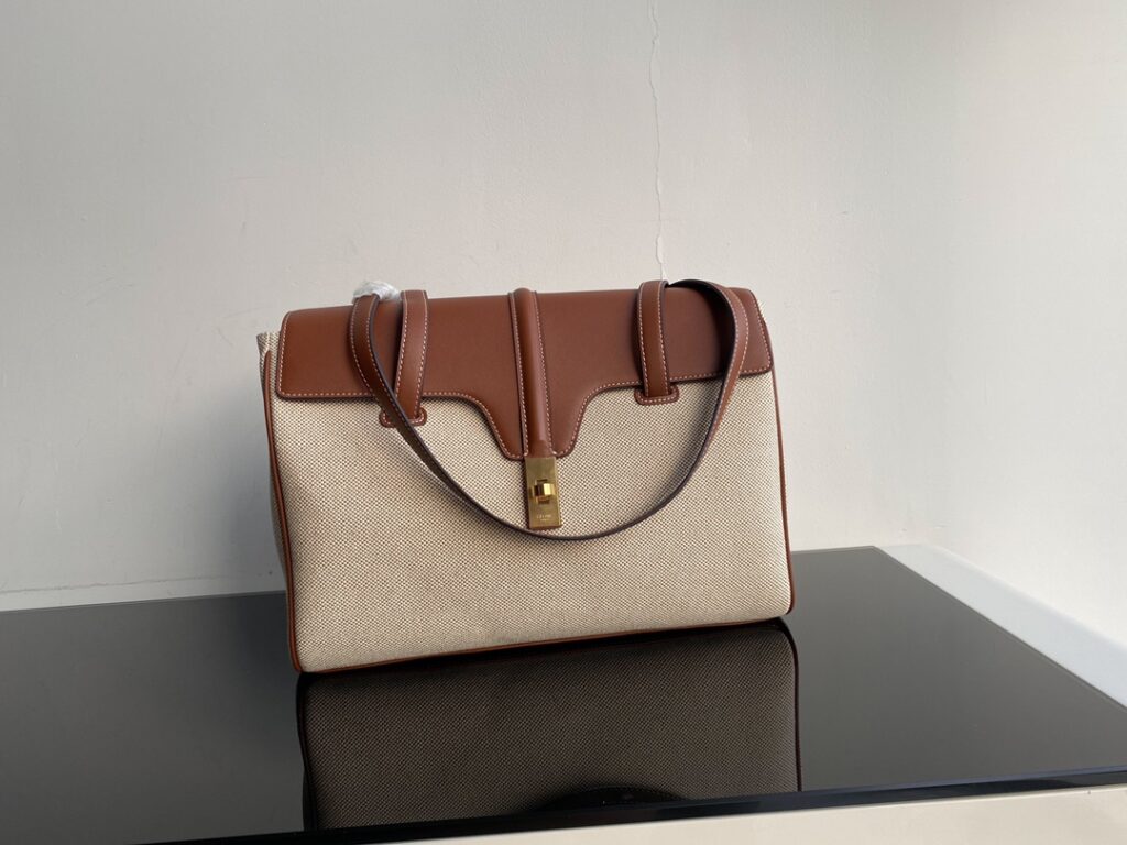 セリーヌ「Celine」SOFT 16 レザー ショルダーバッグ