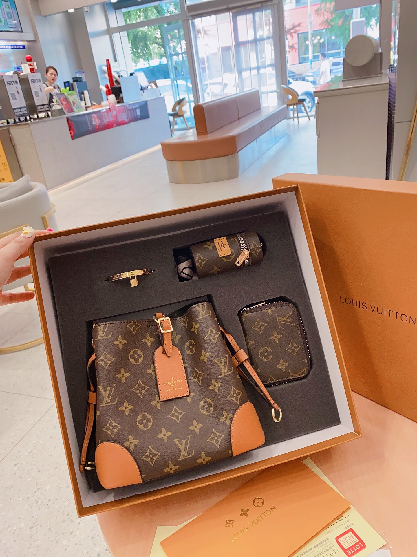 「ルイ・ヴィトン」LOUIS VUITTON モノグラム バケットバッグ+リップスティックケース+コインケース+ブレスレット 4 点ギフトセット 限定セール 大人気販売中
