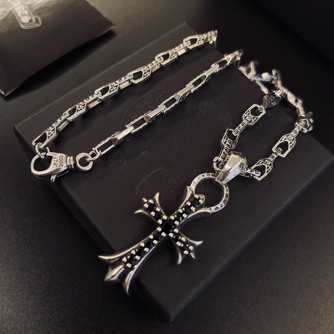 クロムハーツ「Chrome Hearts」のクラシックネックレス - 日常に上品なアクセントを添えるユニセックスモデル