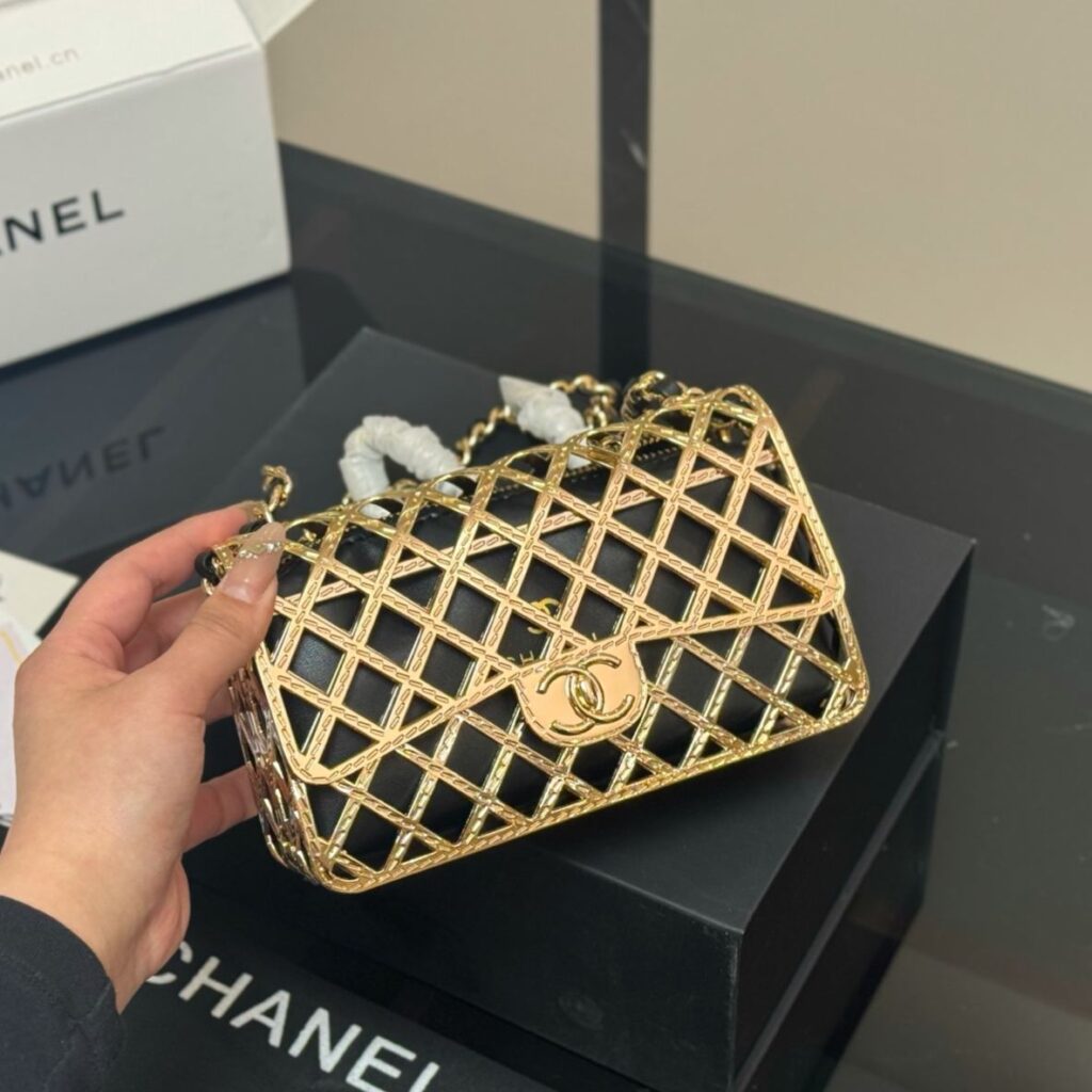 シャネル「Chanel」‌商品タイトル‌ CHANEL 25P メタリックチェーン クイルティング ラムスキン ショルダーバッグ 小サイズ