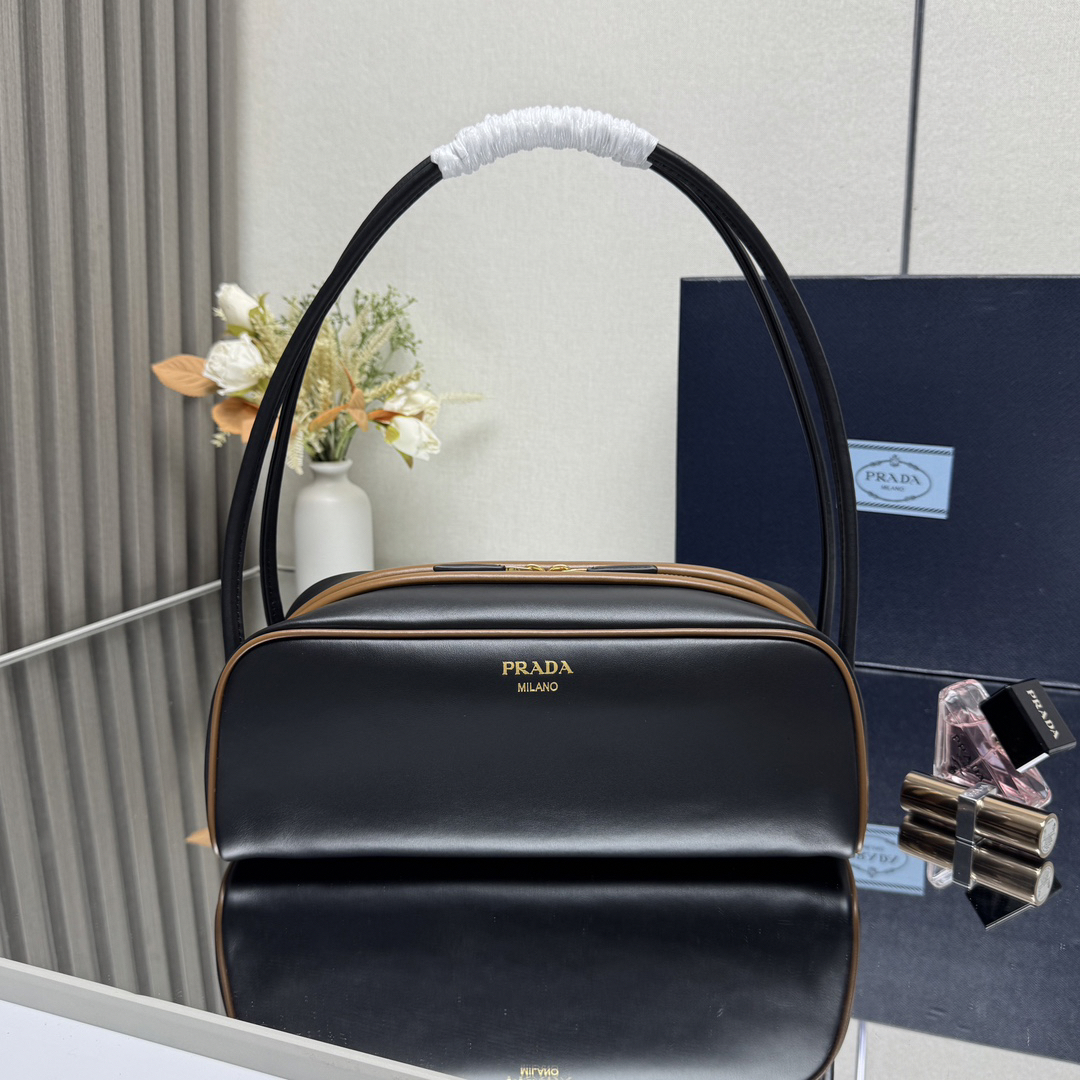 プラダ「Prada」リエディション ボウリングバッグ