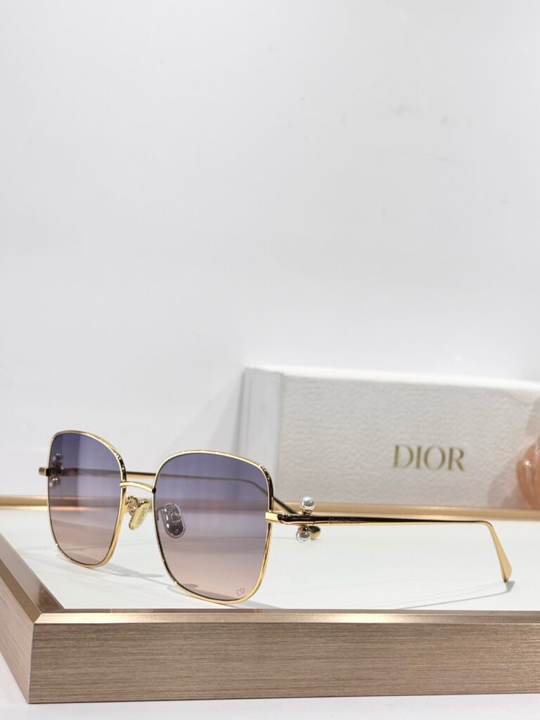 【注目新入荷】Dior フランス仕立てサングラス「ドライブ最適」