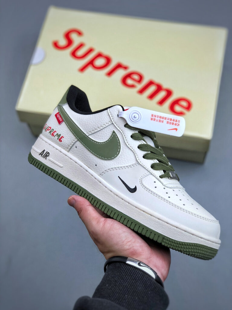 ナイキ エア フォース 1 トレンドスニーカー「Supreme 限定コラボモデル」