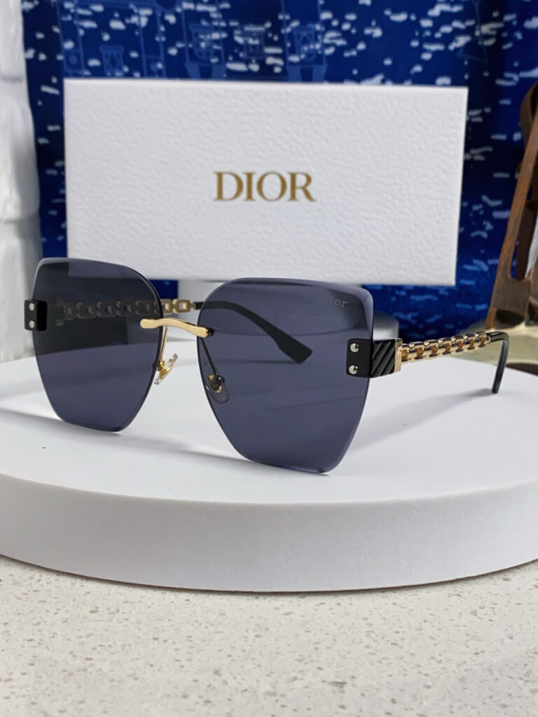 【注目新入荷】Dior フランス仕立てサングラス「ドライブ最適」