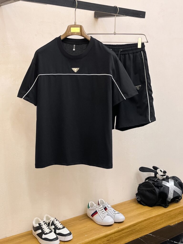 プラダ 2026春夏 セットアップ「半袖＆ショートパンツ」