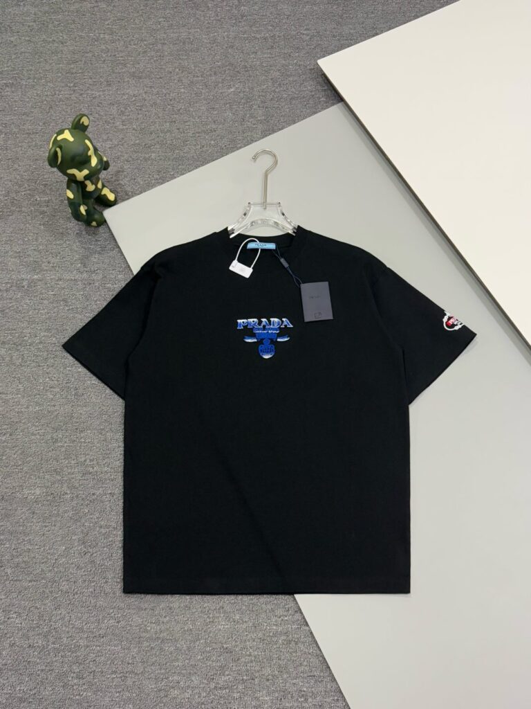 プラダ Prada 25SS グラデーションロゴ&スリーブエンブロイダリー Tシャツ