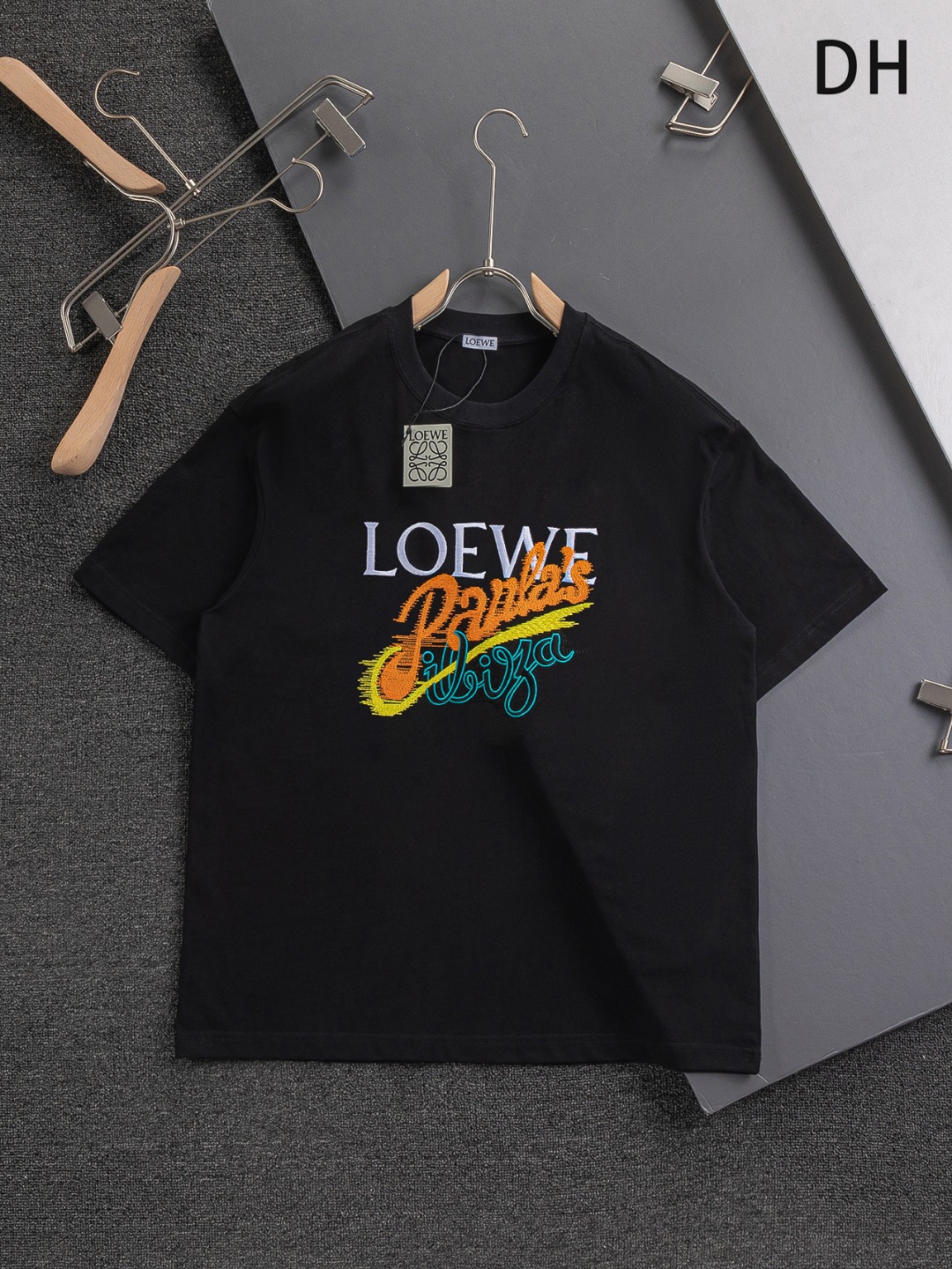 ロエベ「Loewe」マルチカラー レター エンブロイダリー Tシャツの商品掲載写真1（SKU ISETAPRO-25804742）
