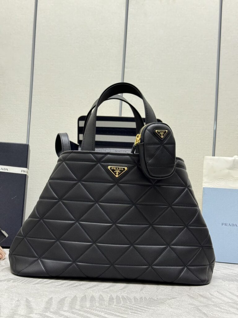 プラダ「Prada」ラージトートバッグ