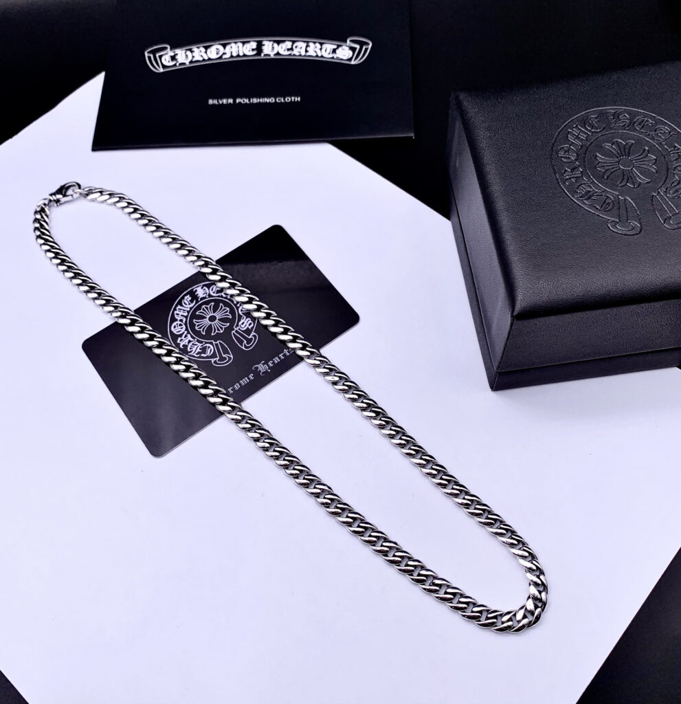 クロムハーツ「Chrome Hearts」のクラシックネックレス - 日常に上品なアクセントを添えるユニセックスモデル