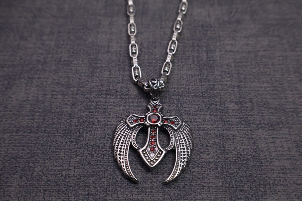 クロムハーツ「Chrome Hearts」のクラシックネックレス - 日常に上品なアクセントを添えるユニセックスモデル