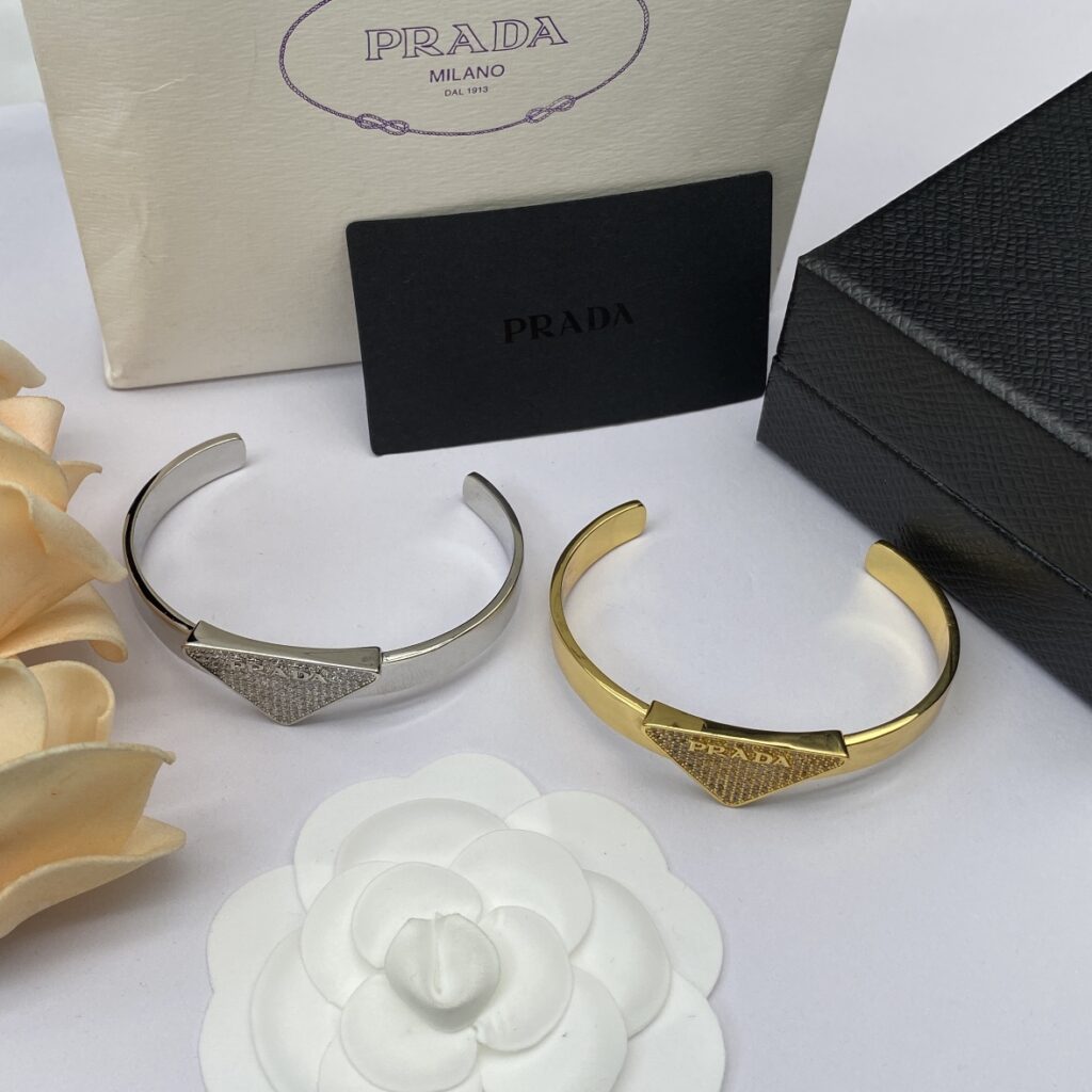 プラダ「Prada」プラダ トライアングル ロゴ レザー ブレスレット