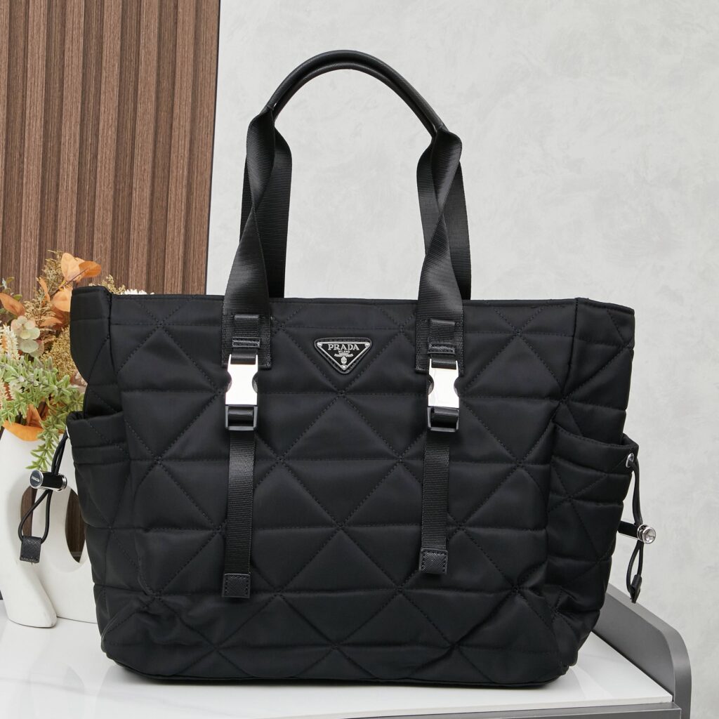 プラダ「Prada」リサイクルナイロン トートバッグ モデル ハンドバッグ