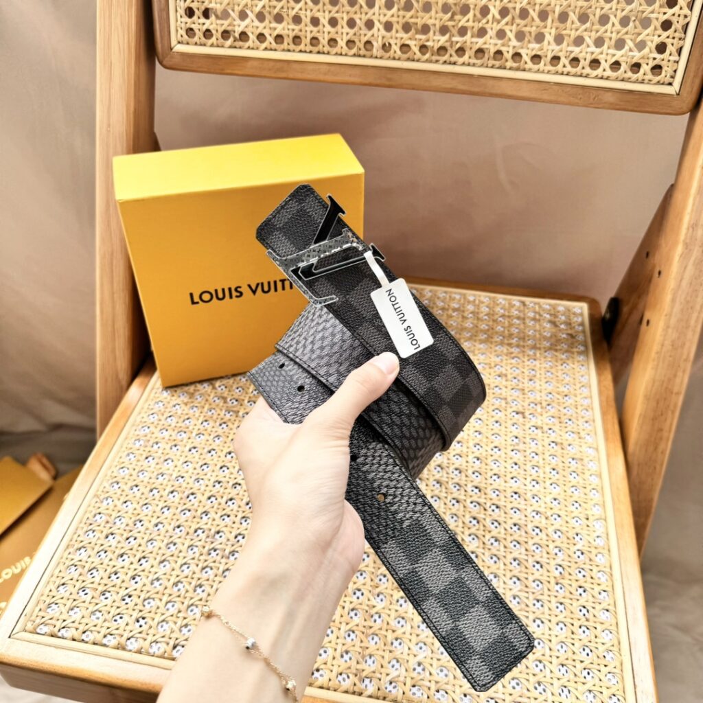 ルイ・ヴィトン「Louis Vuitton」ベルト･LV イニシャル 40MM