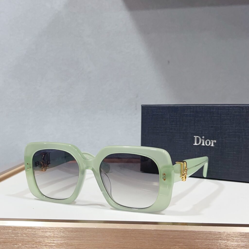 【注目新入荷】Dior フランス仕立てサングラス「ドライブ最適」