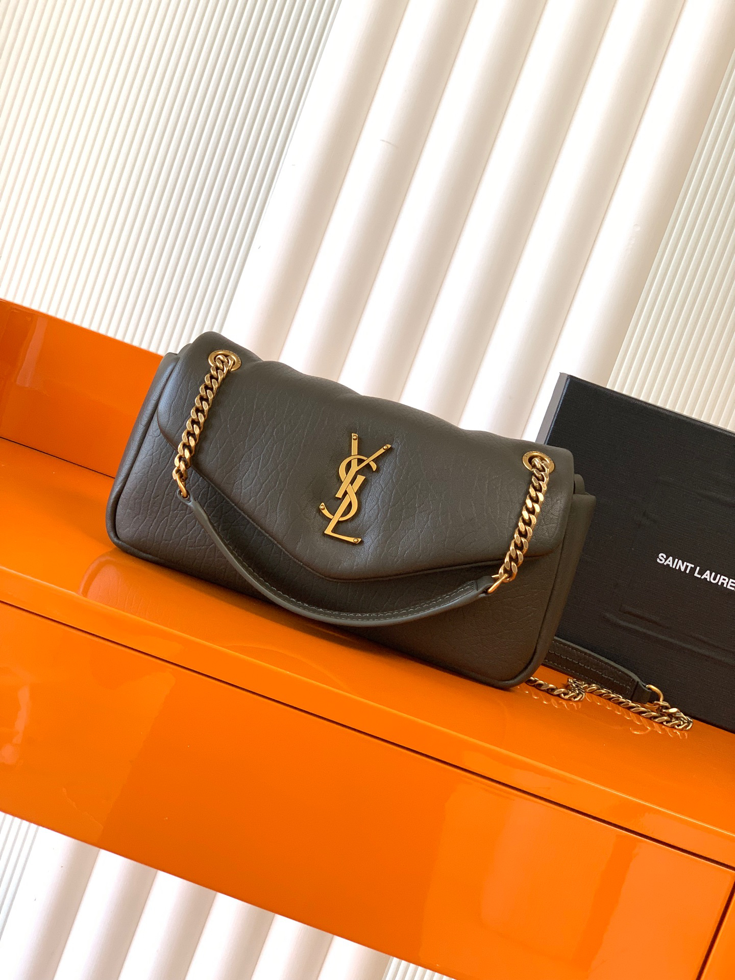 サンローラン「Saint Laurent」カリプソ ミディアム(グレインラムスキン)