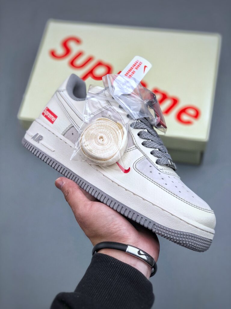 ナイキ エア フォース 1 トレンドスニーカー「Supreme 限定コラボモデル」