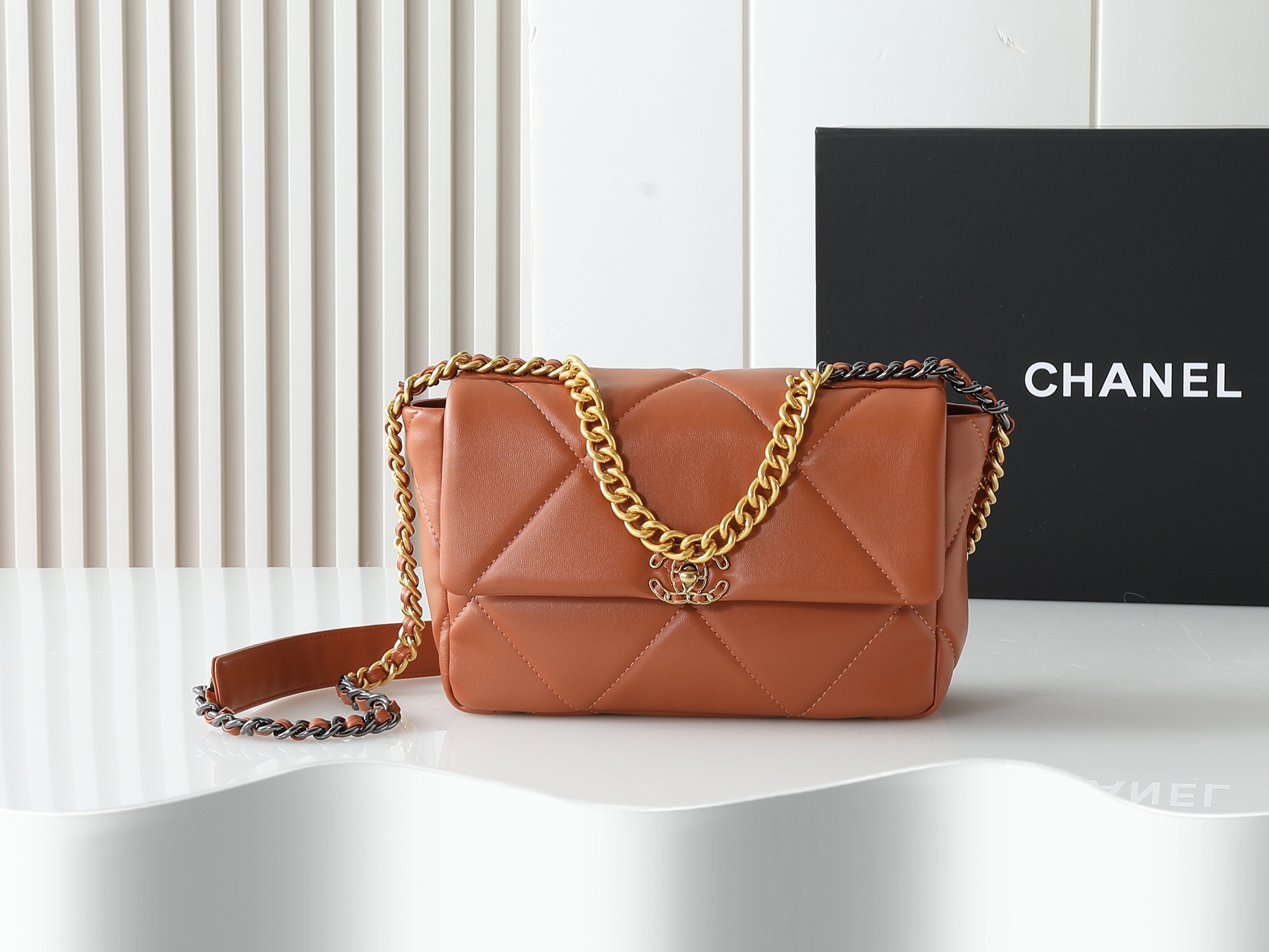 シャネル 19 ミニ ハンドバッグ「Flap Bag」