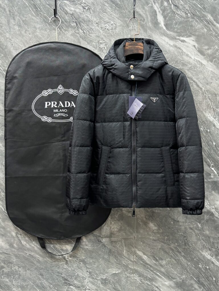 プラダ「Prada」秋冬フード付きダウンジャケット 両面着用