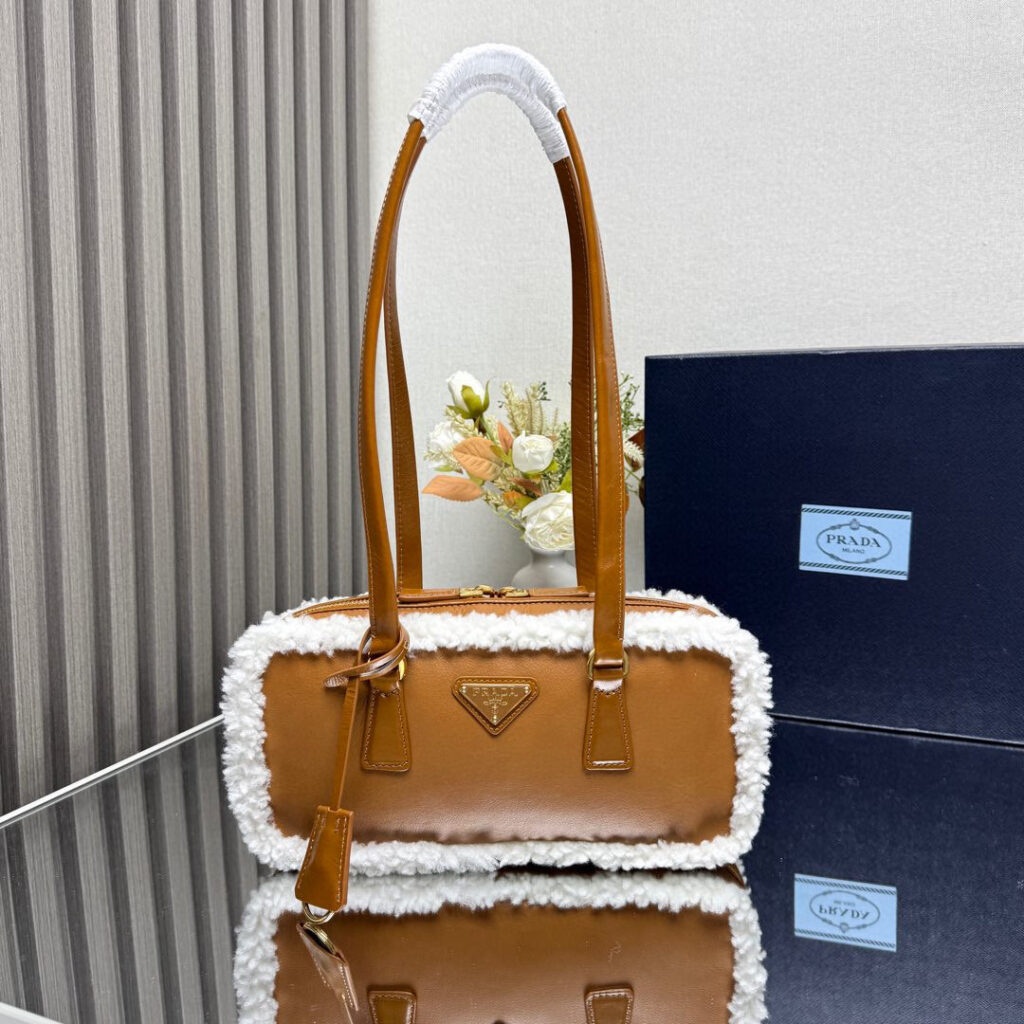 プラダ「Prada」シープスキン レザー トートバッグ モデル