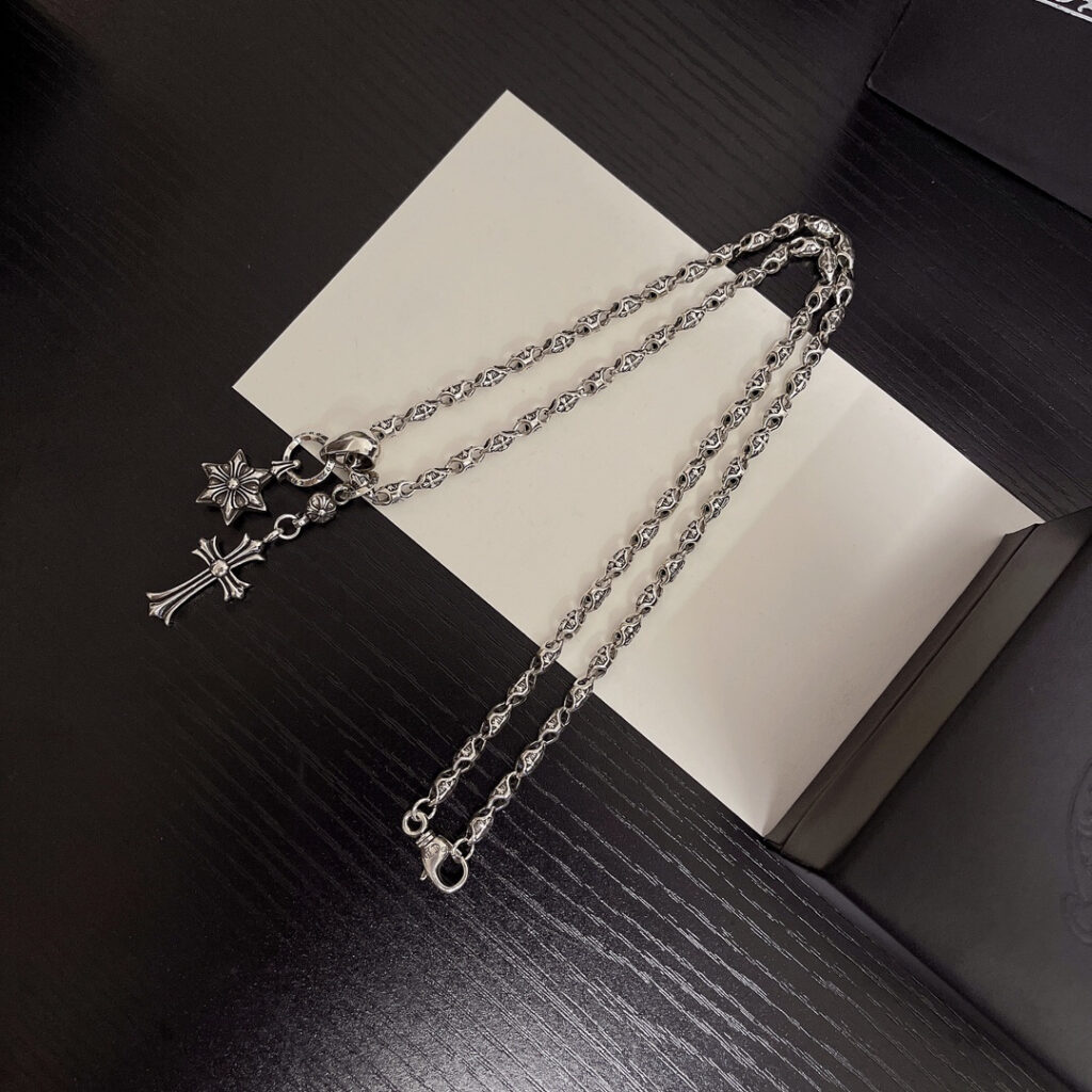 クロムハーツ「Chrome Hearts」のクラシックネックレス - 日常に上品なアクセントを添えるユニセックスモデル