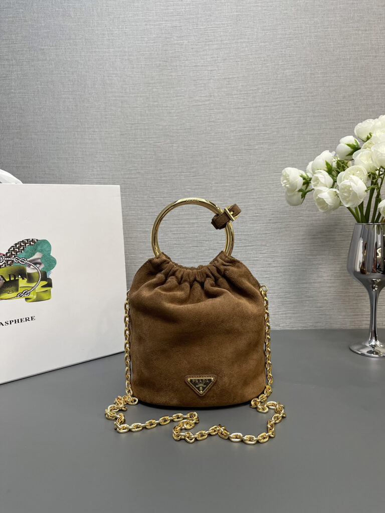 プラダ「Prada」 ヌバックレザー バケットバッグ