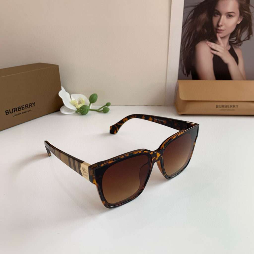 【店頭新登場】Burberry ブリティッシュデザインサングラス「アウトドア適合」