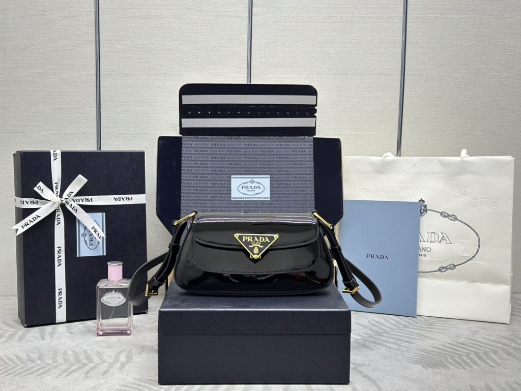 プラダ「Prada」 クワイエットレザー アンダーアームバッグ