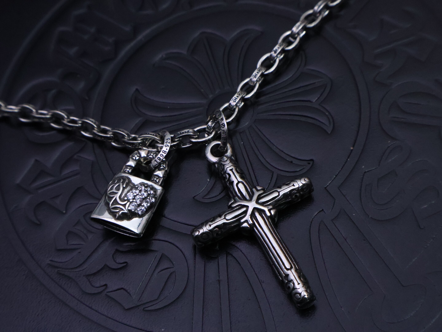 クロムハーツ「Chrome Hearts」のクラシックネックレス - 日常に上品なアクセントを添えるユニセックスモデル