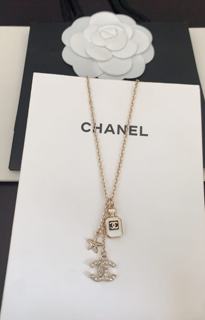 シャネル「Chanel」ホワイトパフュームボトルネックレス