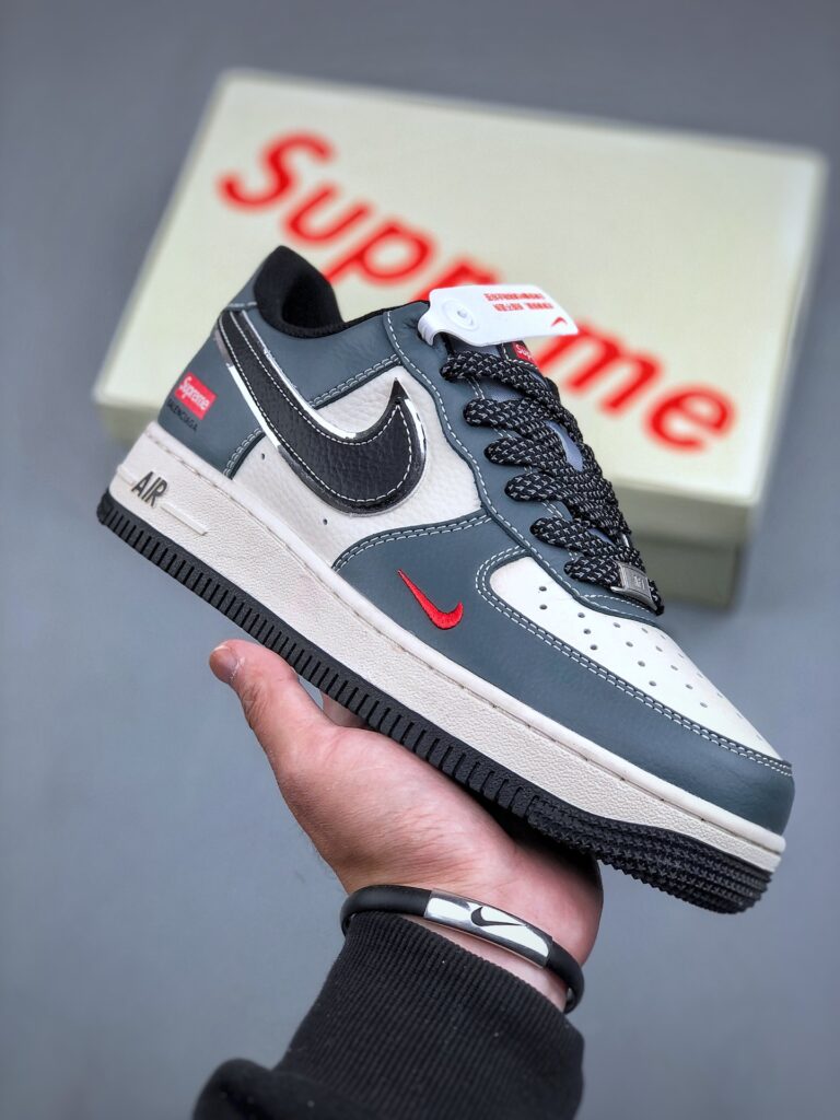 ナイキ エア フォース 1 トレンドスニーカー「Supreme 限定コラボモデル」