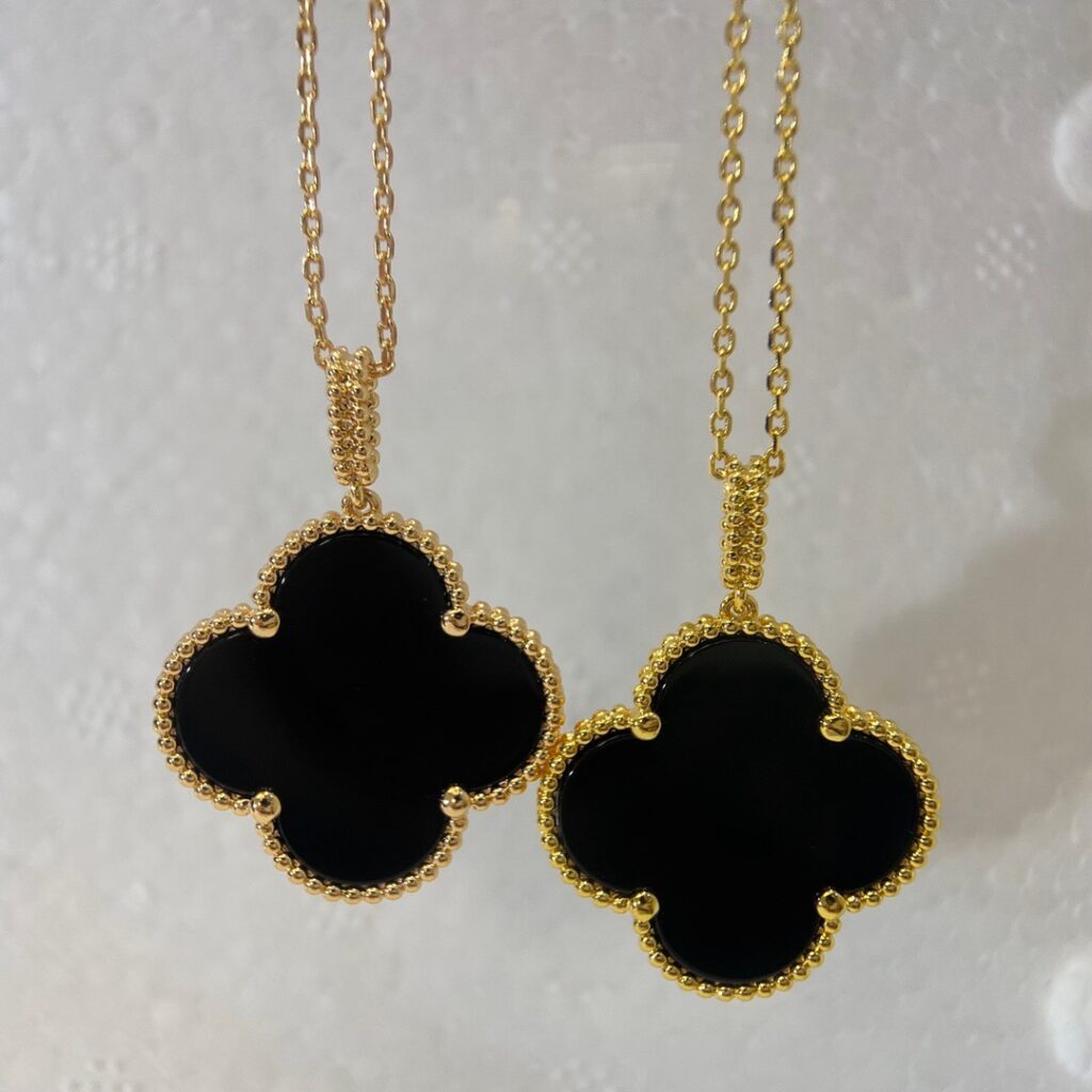 ヴァン クリーフ&アーペル「Van Cleef & Arpels」 Vintage Alhambra ブラックオニキス 四つ葉 ペンダント直径2.5 cm、チェーン長90 cm