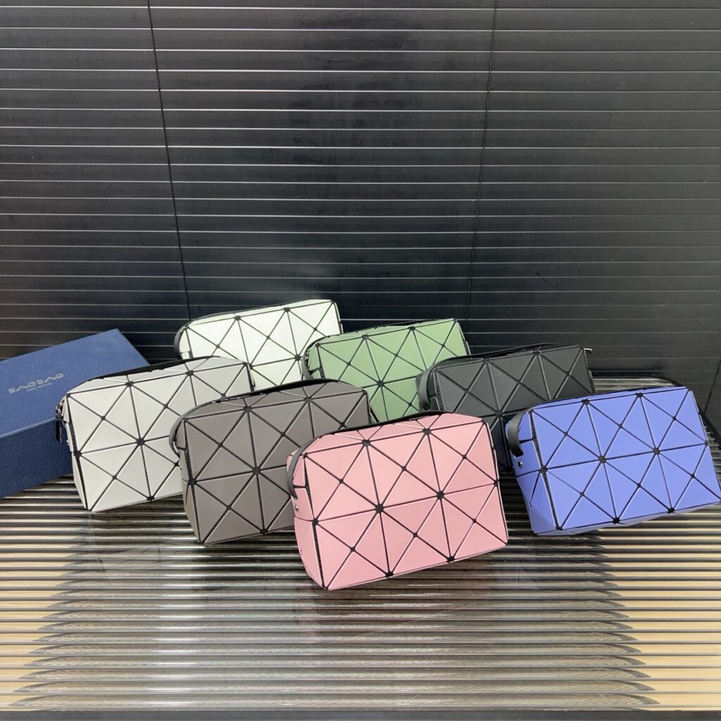 イッセイ・ミヤケ「Issey Miyake」Geometric カメラバッグ