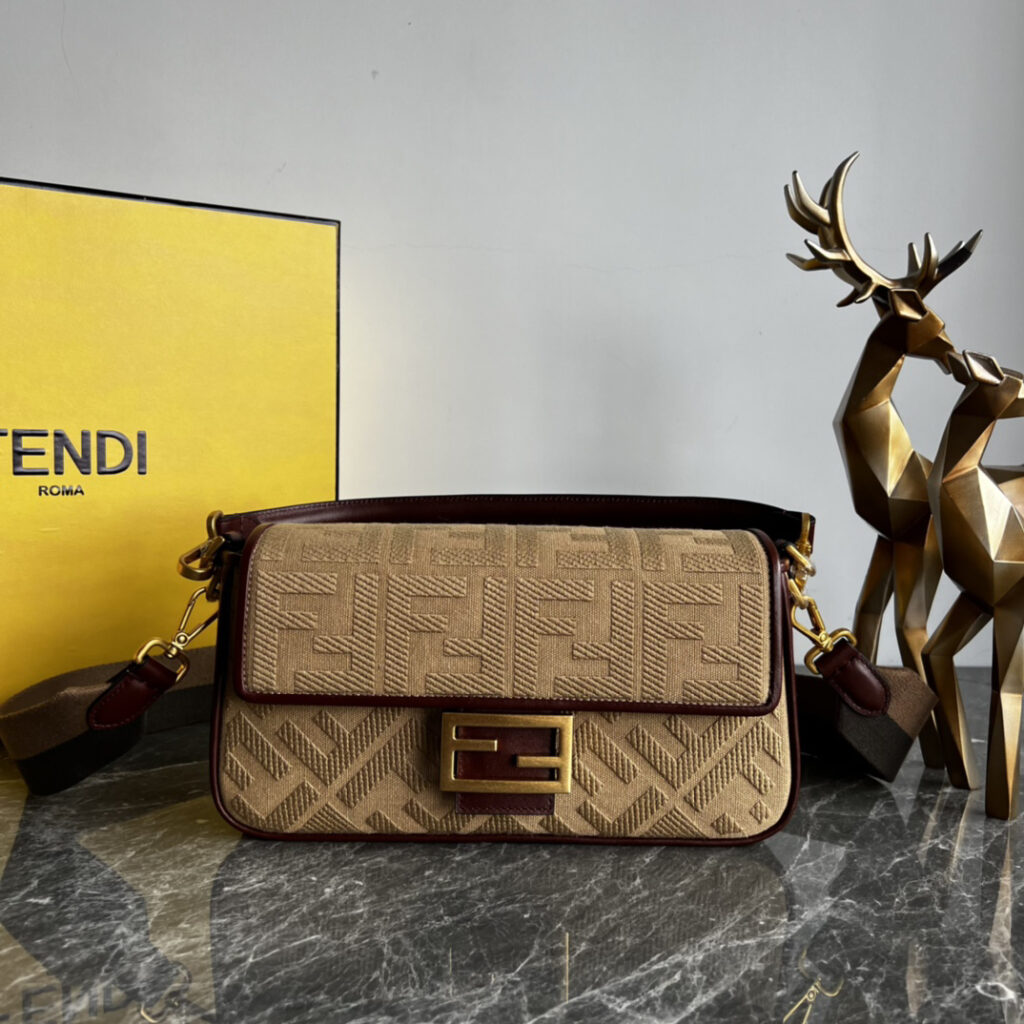 フェンディ「Fendi」Baguette ワッシュデニム シャイニーFFエンブレム バッグ