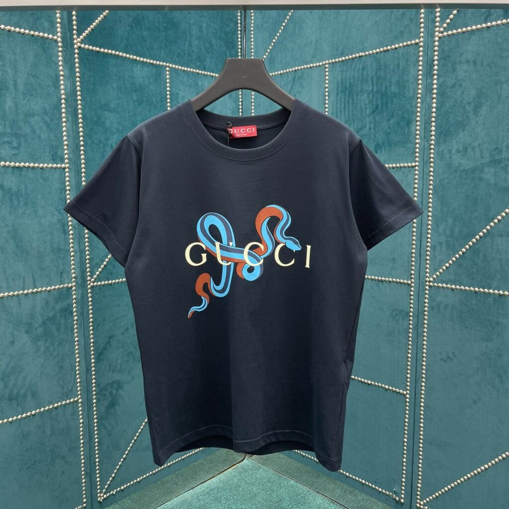 グッチ Gucci 春先の蛇の年の新しい胸の蛇の形のアルファベットのロゴプリント