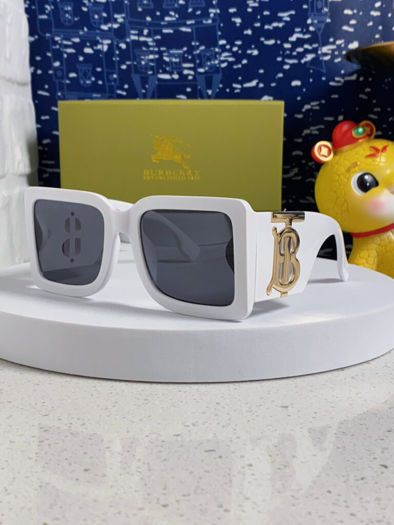 【店頭新登場】Burberry ブリティッシュデザインサングラス「アウトドア適合」