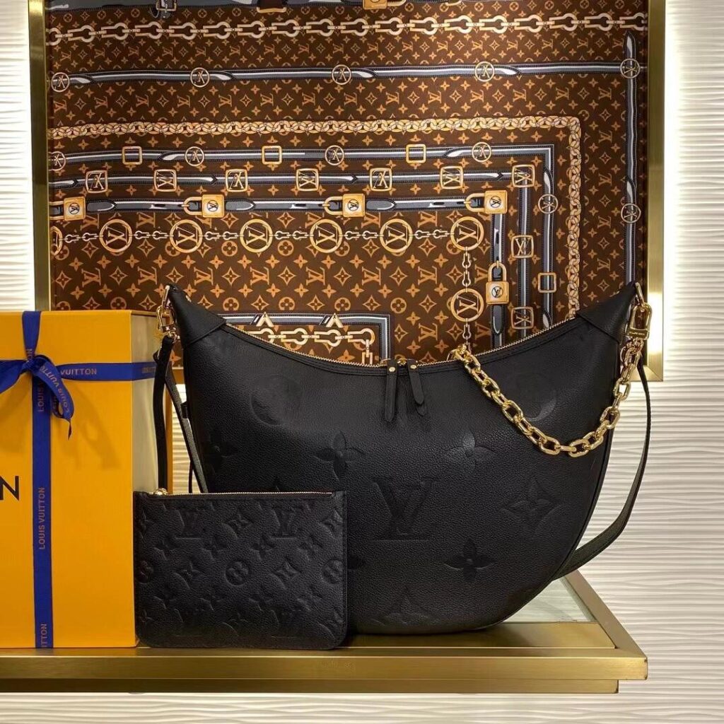 ルイ・ヴィトン「Louis Vuitton」時尚界の「黒月」 ルイ・ヴィトン「Louis Vuitton」全皮黒のショーモデルに大きな月バゲットが登場