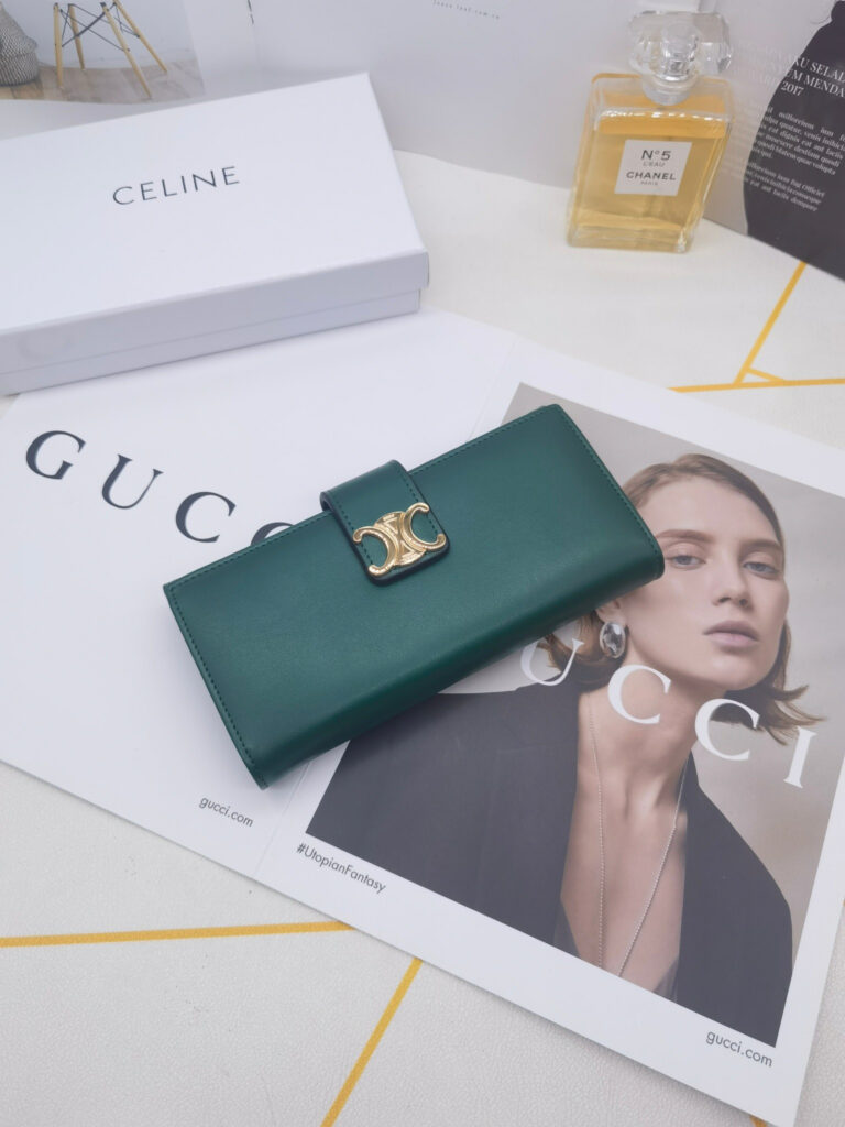 セリーヌ「Celine」TRIOMPHE CUIR ラージジップウォレット