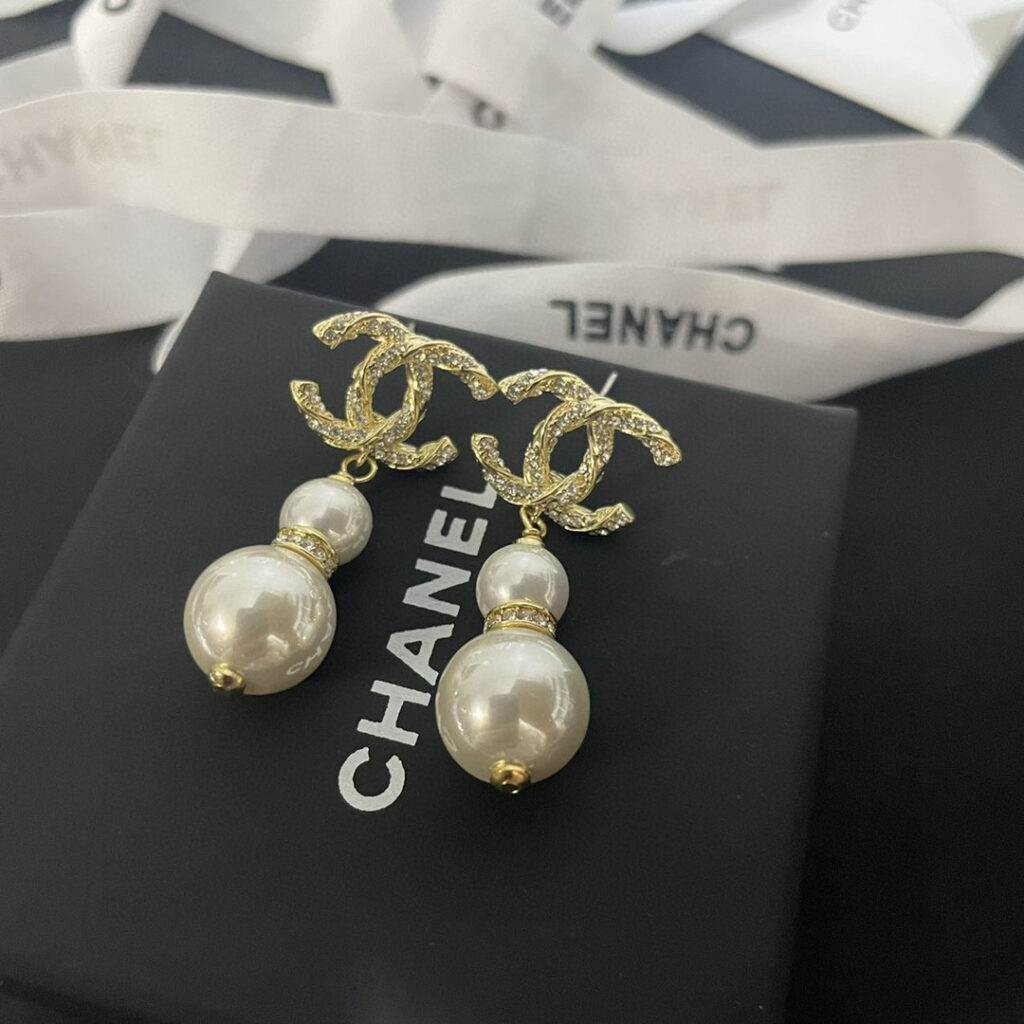 シャネル「Chanel」ひょうたん＆ツイスト クリスタル ピアス
