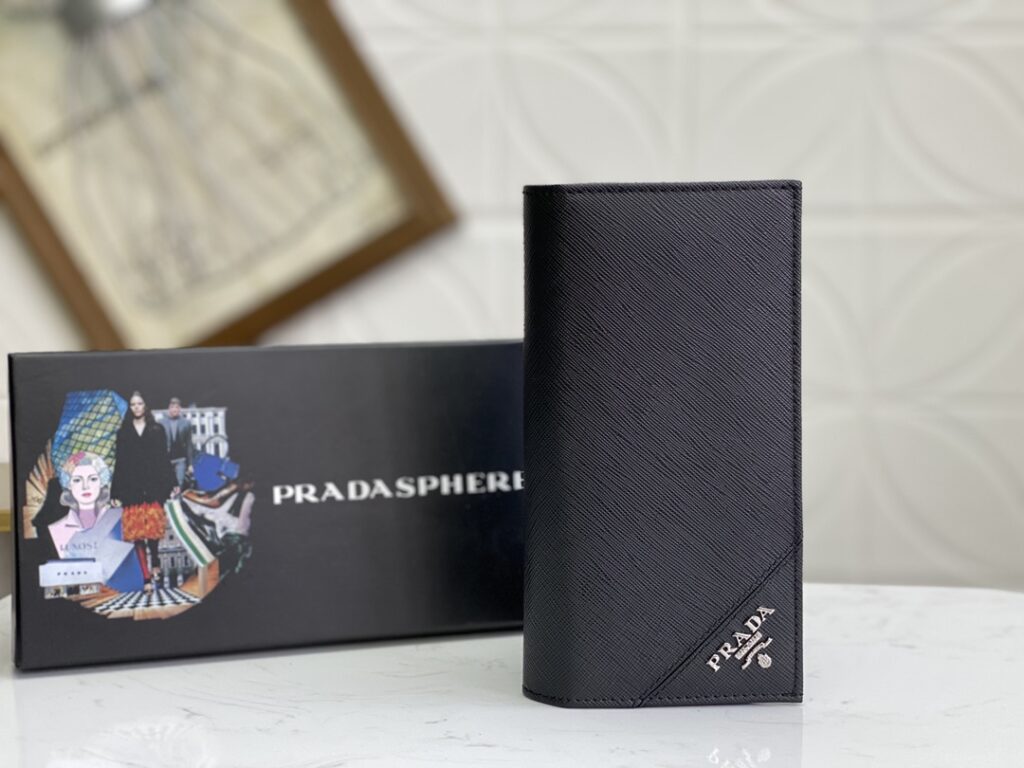 プラダ「PRADA」定番のスーツに二つ折り財布