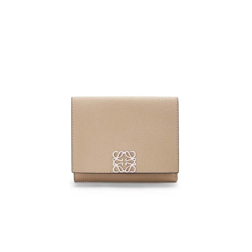ロエベ「LOEWE」アナグラム トライフォールド ウォレット（ペブルグレインカーフ）