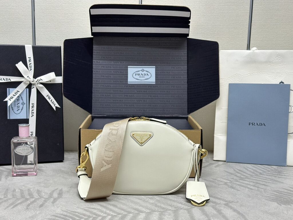 プラダ「Prada」スムースレザー クロスボディバッグ